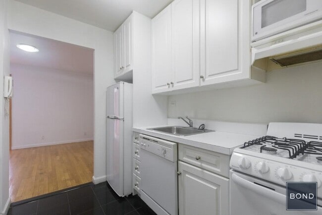 Building Photo - 213 E 84th St