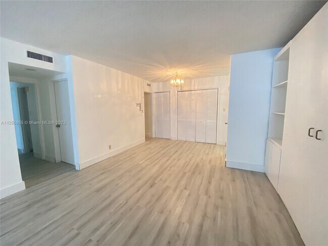 Building Photo - 9225 Collins Ave