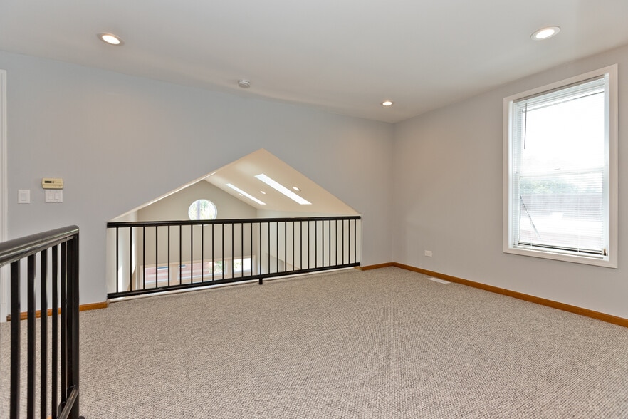 Building Photo - 2336 N Greenview Ave