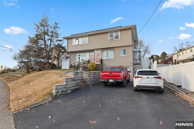 Building Photo - 557 Market St