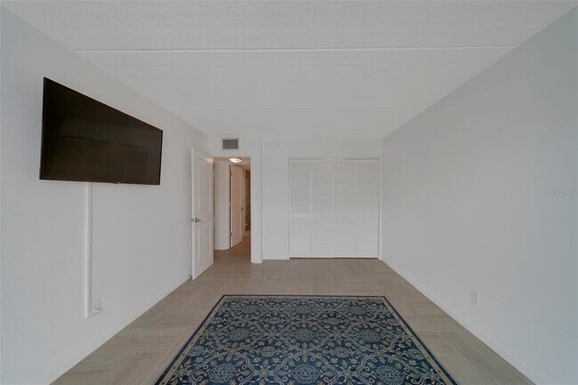 Building Photo - 2944 W Bay Dr