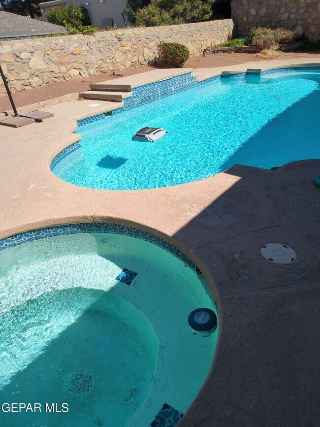 Building Photo - 6721 El Parque Dr