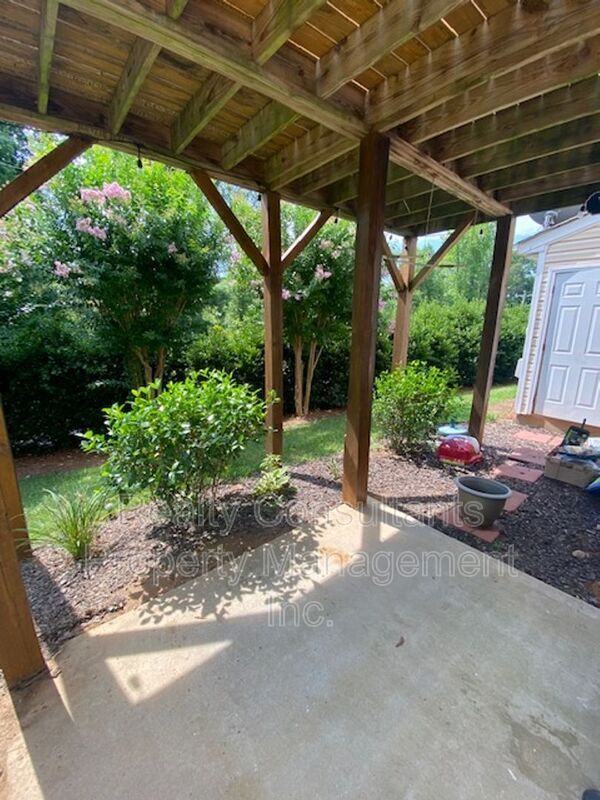 Building Photo - 96 Tannenbaum Cir