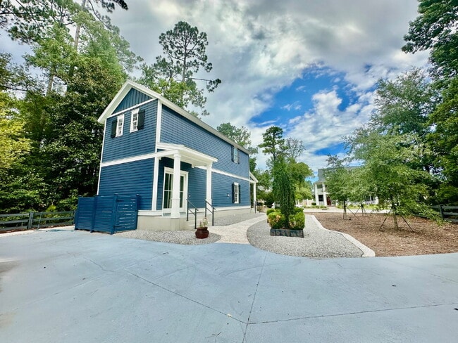 Building Photo - Large Modern Loft Home in Downtown Bluffton!