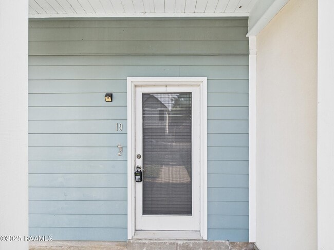 Building Photo - 19 Courtyard Cir