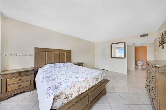 Building Photo - 18081 Biscayne Blvd
