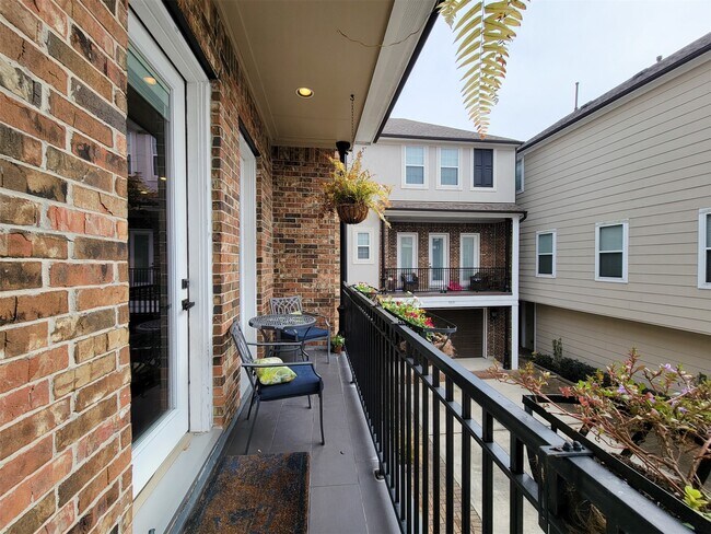 Building Photo - 925 W 19th St