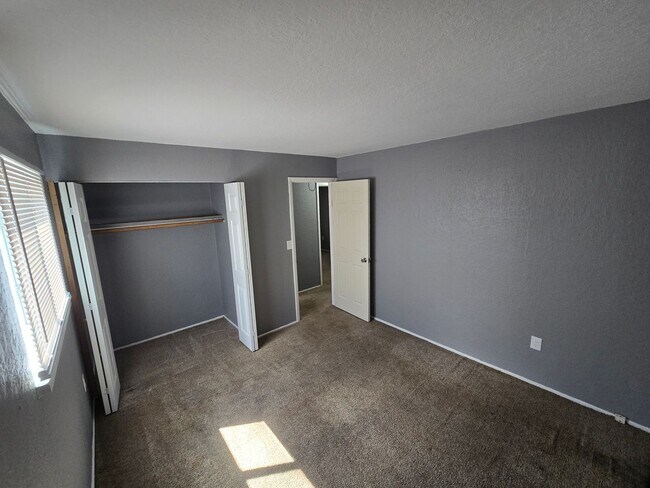 Building Photo - 3 Bedroom House