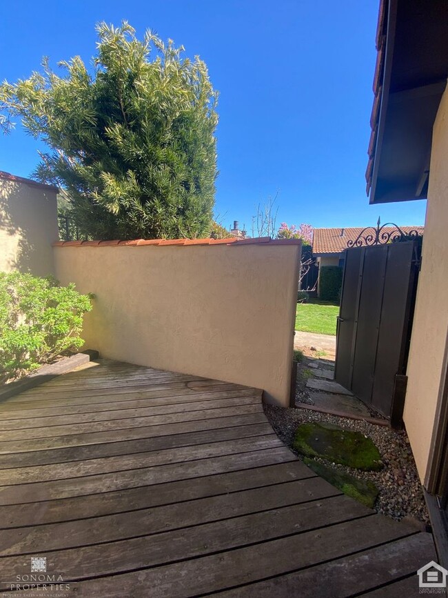 Building Photo - 2bd/2ba Condo in Eastside Sonoma!