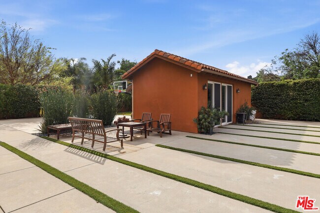 Building Photo - 9651 Sagebrush Ave