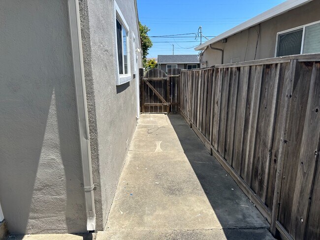 Building Photo - Bright 3BR Home with Central AC, Attached ...