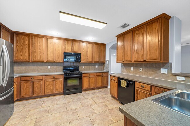 Building Photo - 5811 Vineyard Hill Dr