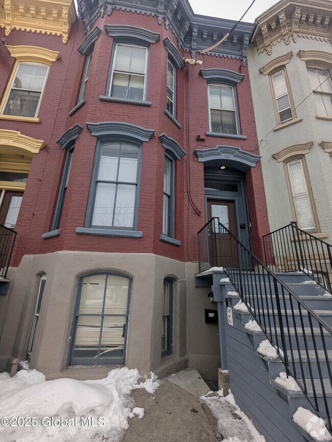 Building Photo - 372 Clinton Ave