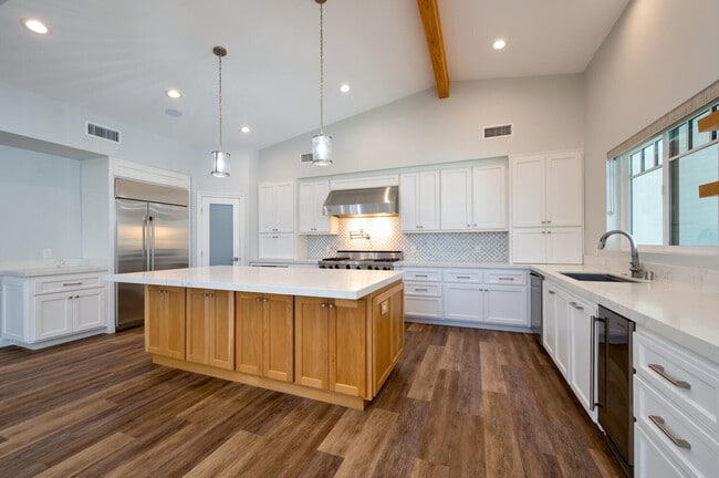 Building Photo - 11192 Martha Ann Dr