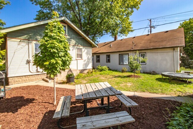 Building Photo - Wonderful 2 Bedroomed House in the heart of Saint Paul.