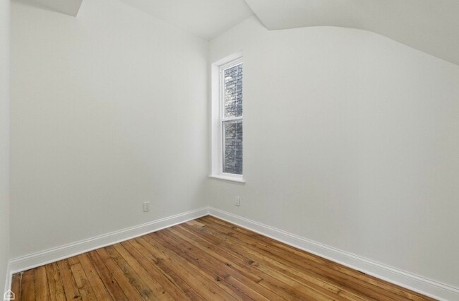 Building Photo - 909 W Addison St