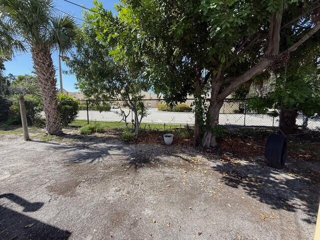 Building Photo - 400 Metcalf Ct