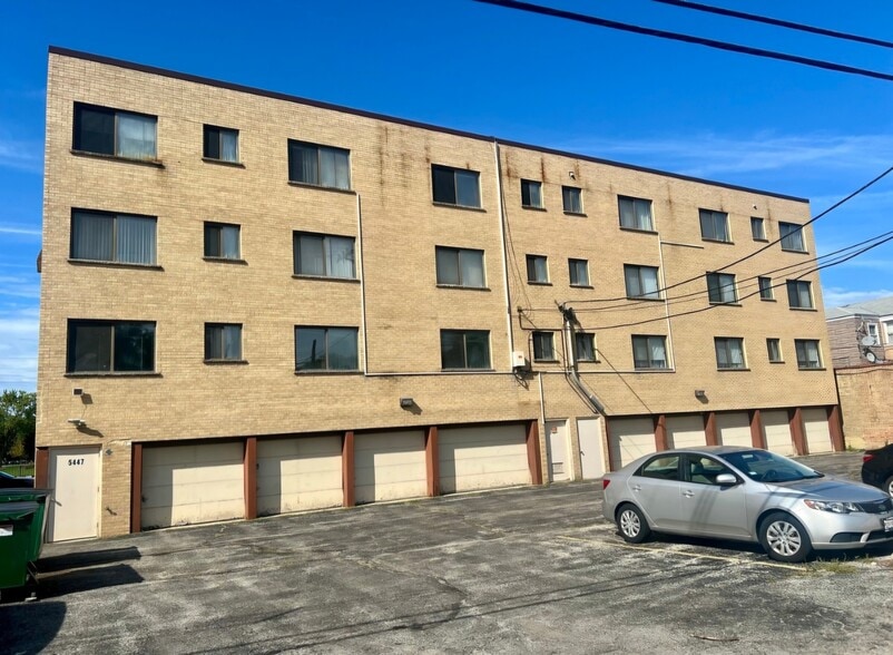 Building Photo - 5447 W Lawrence Ave
