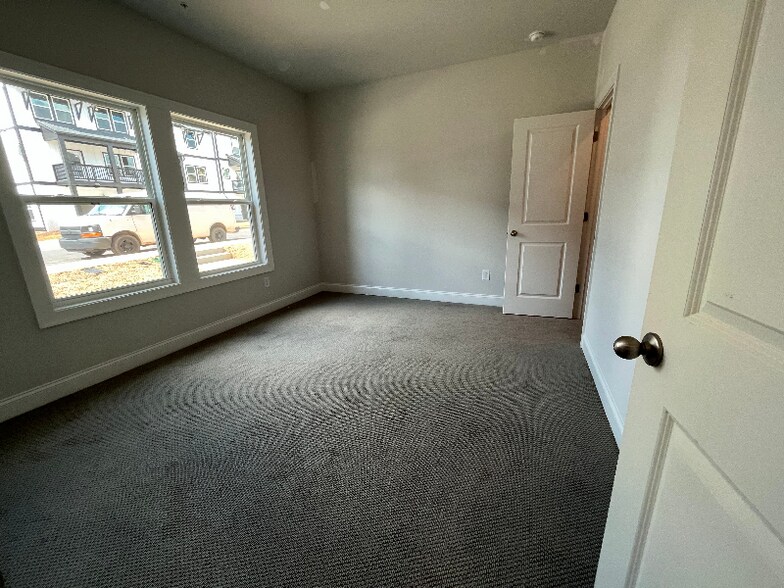 Building Photo - 812 Mackay Crk