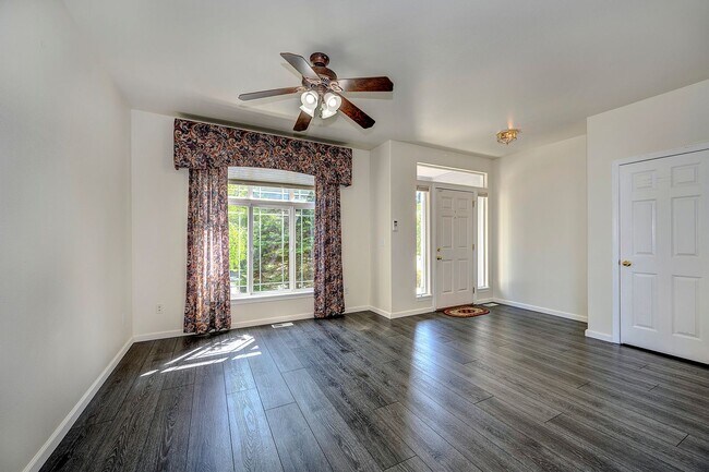 Building Photo - Mountlake Terrace Two Story Home