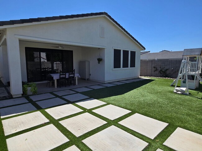 Building Photo - 4-bedroom + Den, 3-bath home in The Preserve at San Tan