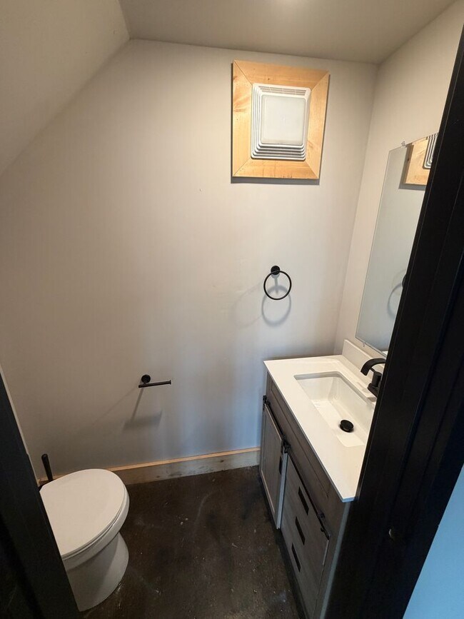 Building Photo - 1 Bed w/ 1.5 bath LOFT apartment with 2 car GARAGE - Hanover, PA