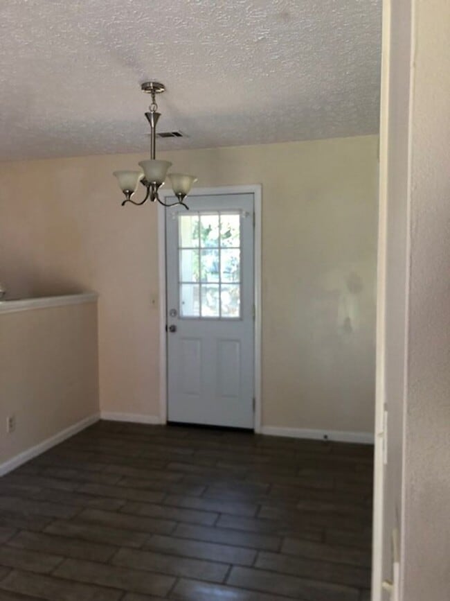 Building Photo - 252 Stonebridge Dr