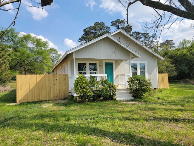 Building Photo - BEAUTIFUL RECENTLY REMODELED 3 BEDROOM 2 B...