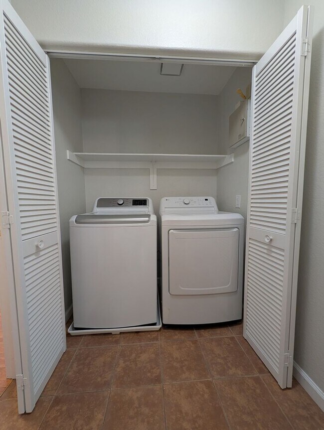 Building Photo - 2-BEDROOM CONDO AVAILABLE FOR RENT IN WEST...