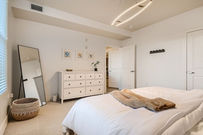 Building Photo - Modern 1 BDR in Peloton - Ground Floor - Full Accessible