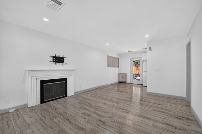 Building Photo - 2018 Redbush Terrace