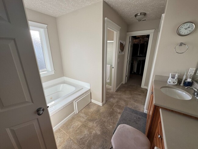 Building Photo - RARE! 5 Bedroom Rental Home pre-leasing for the end of February! Entertainers' Paradise - Pet Fri...