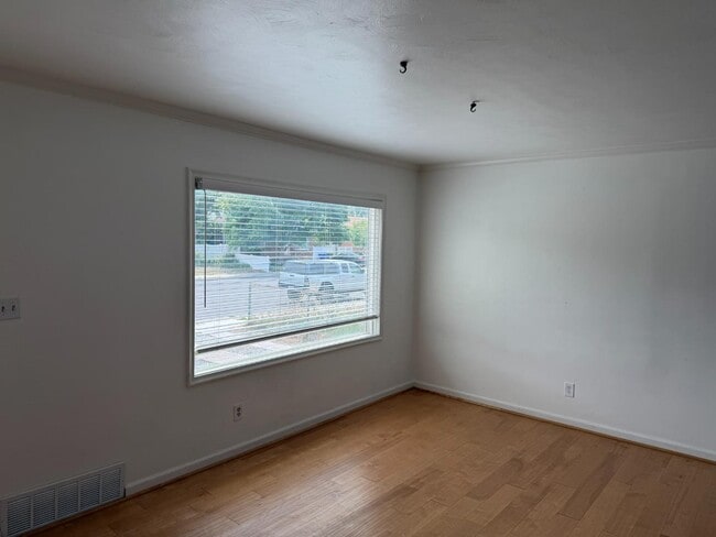 Building Photo - 229 E Leslie Ave