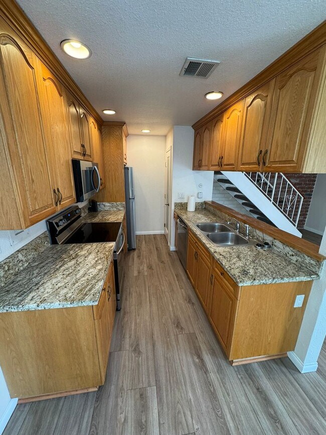 Building Photo - Charming 2-Bedroom, 1-Bathroom Condo in La...