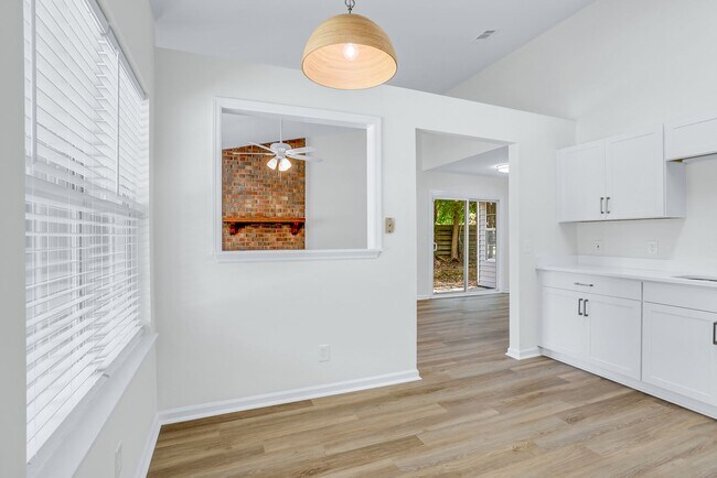 Building Photo - 3 Bedroom 2 Bathrooms in Sterling Creek - ...