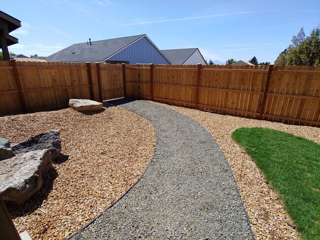 Building Photo - NW Oak 919-921