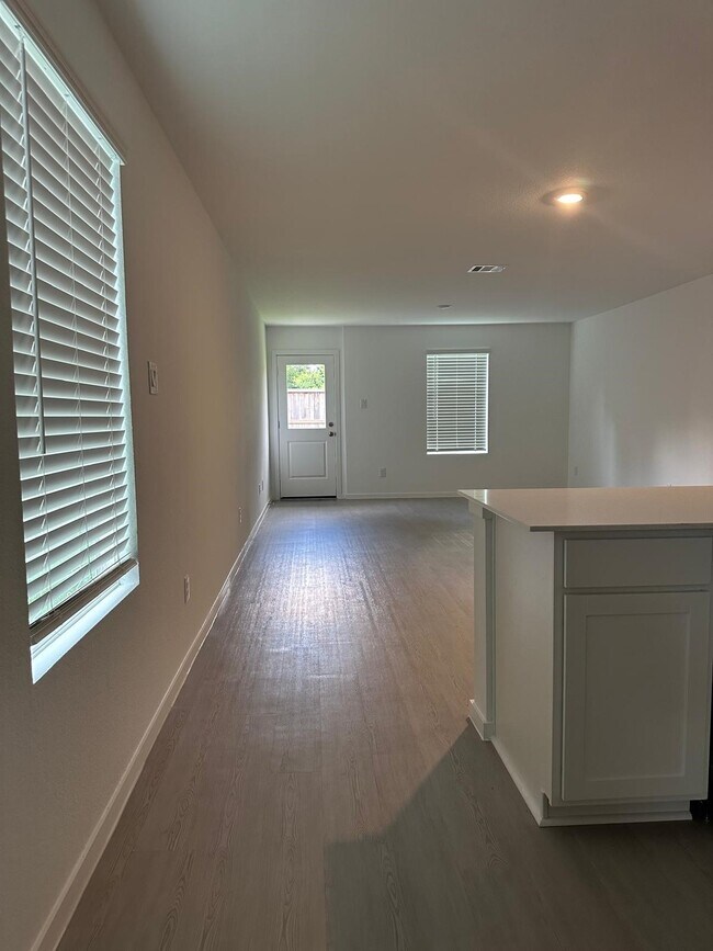 Building Photo - 939 Pertuso Ln