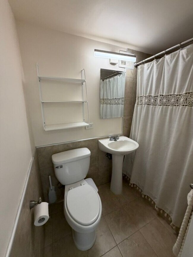 Building Photo - Bright Updated 1 bedroom with covered parking. ALL utilities included