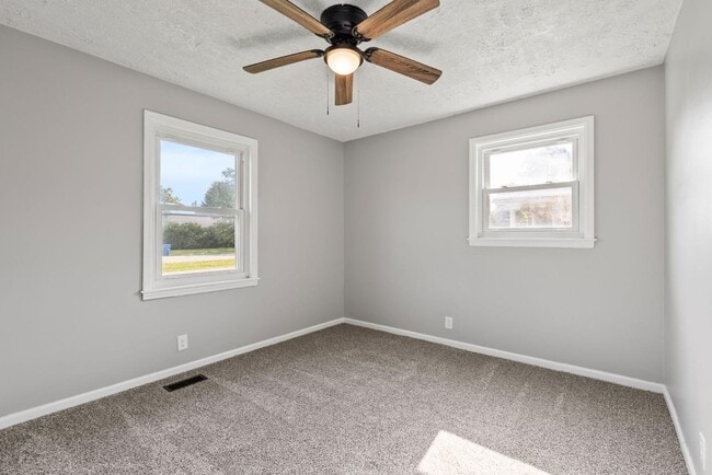 Building Photo - 610 Greenbriar Dr