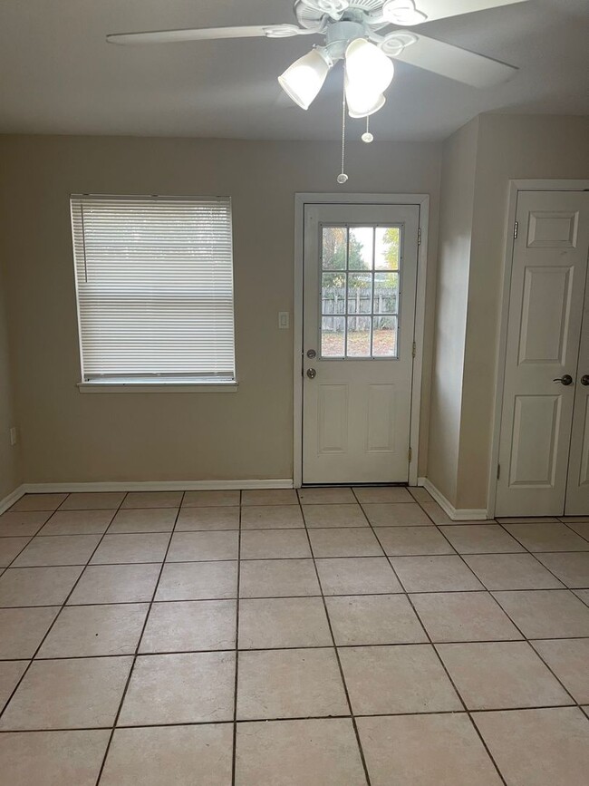 Building Photo - 3bed/2bath Single Family Home