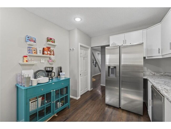 Building Photo - 884 Westminster St