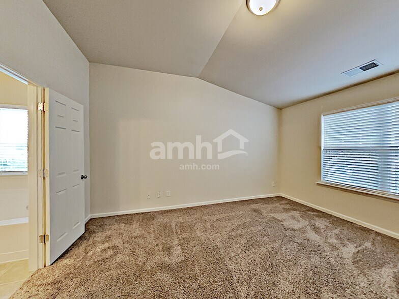 Building Photo - 975 Donington Cir