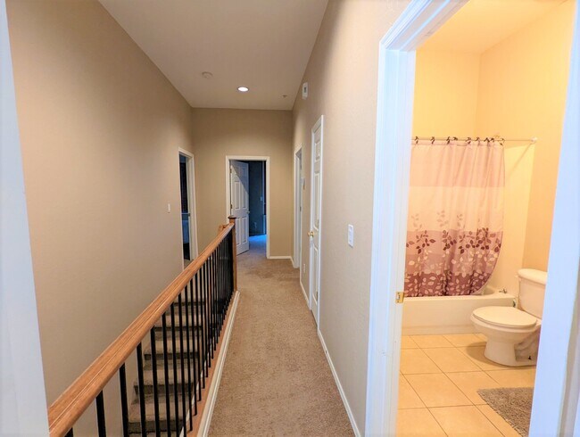 Building Photo - 2241 E Pinchot Ave