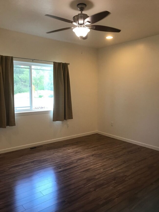 Building Photo - Three bed, two bath Ashland home for rent | Available June