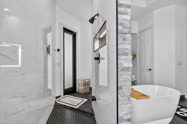 Building Photo - 10337 Trianon Pl