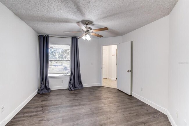 Building Photo - 2597 Grassy Point Dr