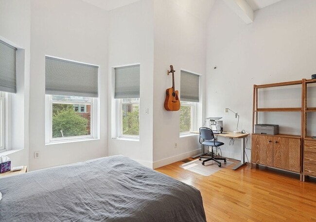 Building Photo - Modern 3BR/3BA Condo with Outdoor Space & ...