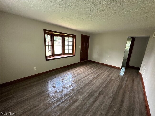 Building Photo - 181 N Beverly Ave