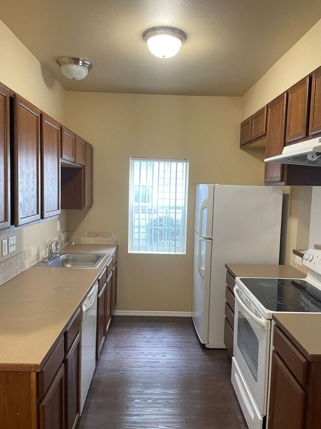 Building Photo - BEAUTIFUL 2 BEDROOM TOWNHOME IN SOUTH SALEM HILLS!