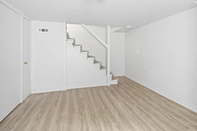 Building Photo - BEAUTIFUL LARGE 1 BED/1 BATH TOWNHOUSE RENTAL W/IN-UNIT LAUNDRY AND PARKING.....MUST SEE!!